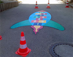 Premark-Hüpfspiel 'Rakete' auf dem Schulhof der Karlschule